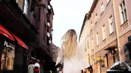 Réveil D une Femme De Chambre Blonde Et Sexy La Belle Alice Miss Alice Wild