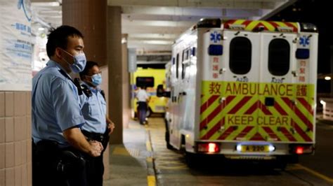 香港男子持刀襲警後自刺身亡，當局形容「孤狼式本土恐怖襲擊」 Bbc News 中文