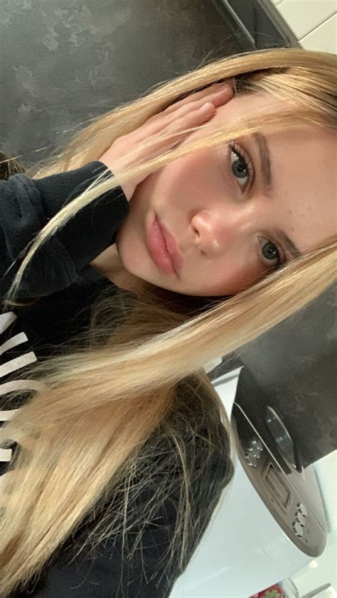 Pin By Sof On Beauty Pretty Blonde Girls Blonde Hair Girl Pretty Blonde Hair