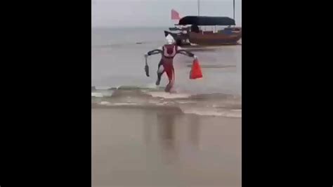 Ultraman Di Pantai Bawa Ikan Sama Kantong Kresek YouTube