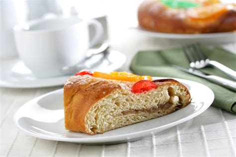 Una receta sencilla para hacer roscón de Reyes relleno de mazapán