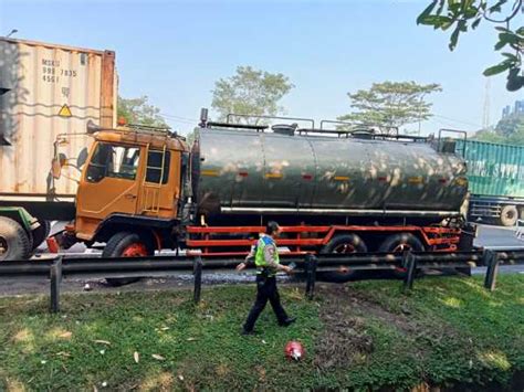 Polisi Sigap Tangani Kecelakaan Truck Kontainer Dan Truck Tangki