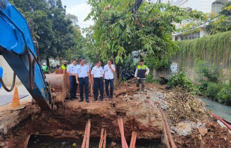 Walikota Jakarta Selatan Tinjau Sejumlah Pembangunan Saluran Dan Rumah