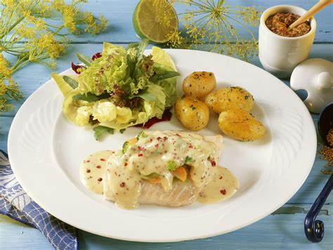 Kabeljau mit Pfeffer Senf Soße Kartoffeln und Salat Rezept EAT SMARTER