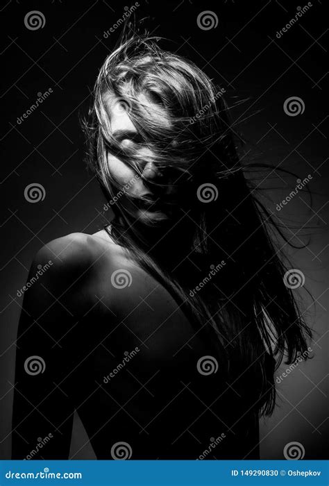 Fille Blonde Nue Sur Le Fond Noir Photo stock Image of cheveu nudité 149290830