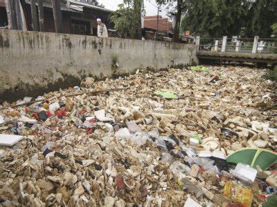 TUMPUKAN SAMPAH DI KALI LICIN DEPOK ANTARA Foto