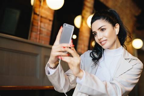 Mulher Bonita Cabelo Escuro Em Um Rabo De Cavalo Fazendo Uma Selfie