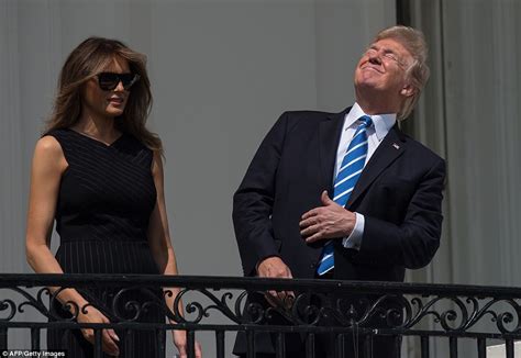 Trump Eclipse Viewing Sees President Peek Without Glasses Daily Mail Online