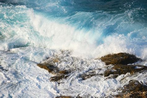 Background Ombak Menciprati Bebatuan Di Pantai Laut Foto Dan Gambar