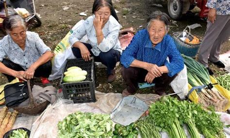 100歲老奶奶帶著70歲兒媳擺地攤賣菜，奶奶：都是生活所迫！ 每日頭條