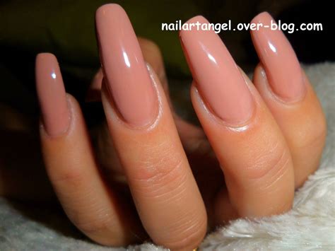 Présentation vernis LR swatch vernis Nude Style manucure élégante