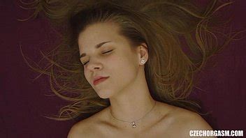 Joven rubia digitación su apretado coño XVIDEOS