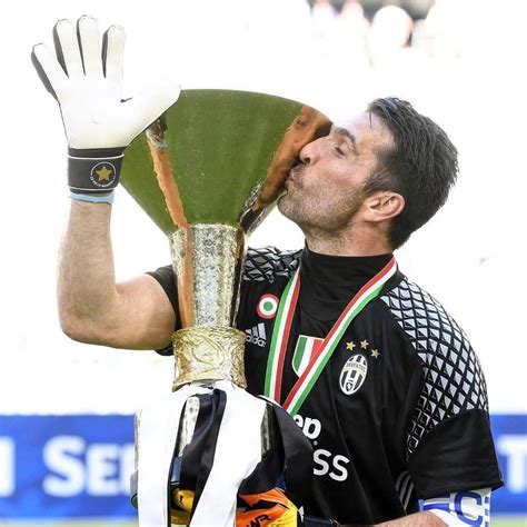 Buffon Cuelga Los Guantes