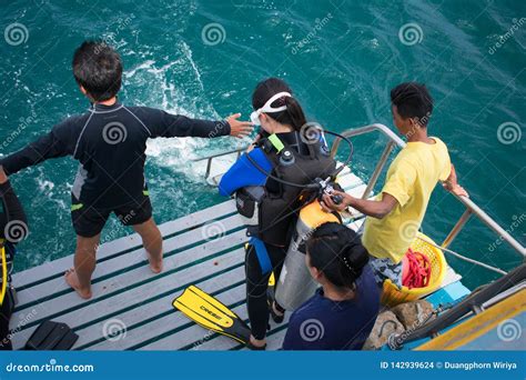 Mergulhador De Mergulhador Que Prepara O Salto Ao Mar Para O Teste Do