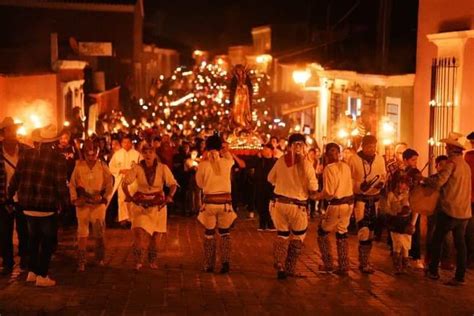 Miles De Velas Iluminan El Camino De La Virgen De Guadalupe En El