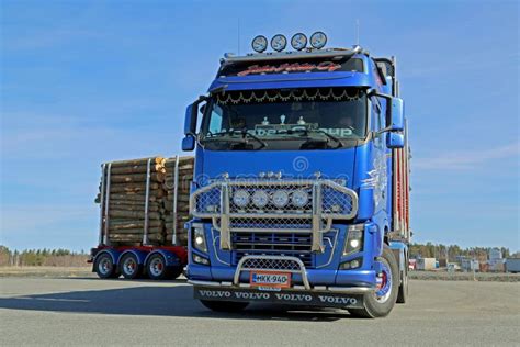 Volvo FH Som Loggar Påfyllningen För Timmer För