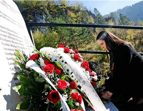 Gradonačelnica Karić odala počast žrtvama Kazana Svaka agresija i rat