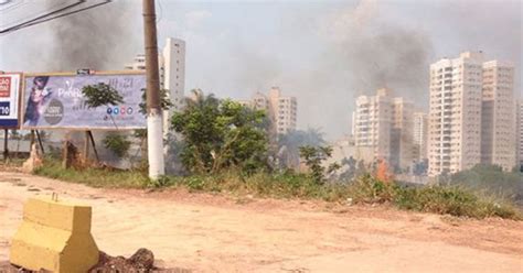 G1 Fogo atinge terreno baldio próximo de avenida movimentada de