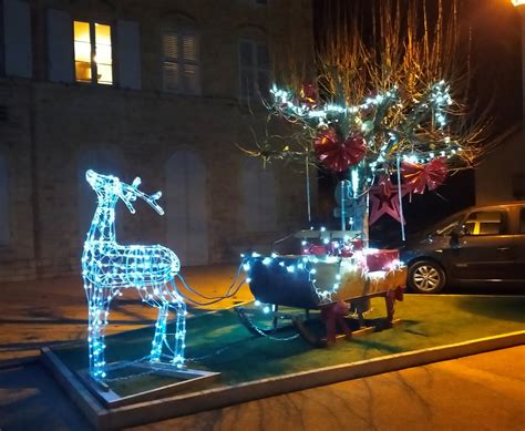 Mise en place des décorations de Noël REYSSOUZE