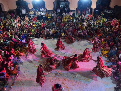 Women And Girls Performed Garba Fiercely Prizes Were Given To The Winners गरबा रास