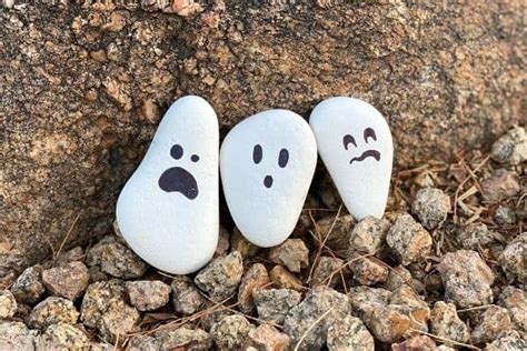 Halloween Painted Rock Ghost Craft | Mombrite