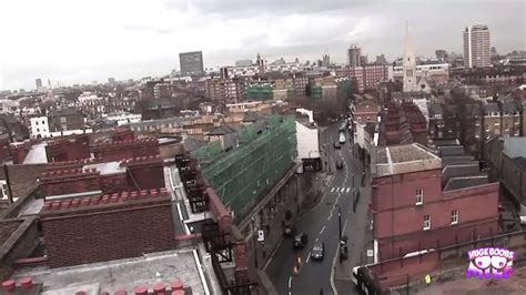 Una milf in calze è pronta a prendere un grosso cazzo nella sua figa