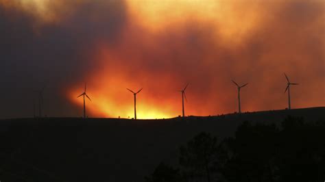 Mais de 220 operacionais e 10 meios aéreos combatem fogo em Figueiró