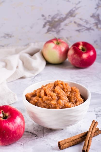 Compota De Manzana Con Canela En Un Bol Y Fruta Fresca En La Mesa