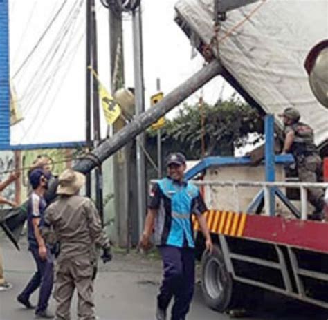 Satpol Pp Kota Sukabumi Bongkar Belasan Billboard Yang Habis