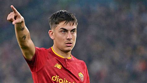 Calcio Dybala Resta Alla Roma E I Tifosi Festeggiano Sotto Casa