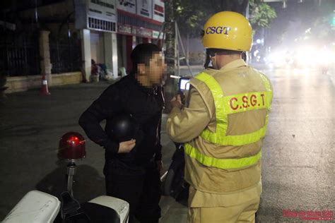 Bị phạt hot girl phân bua tại mấy ảnh muốn uống khát vọng chứ em phận gái thuyền quyên thôi