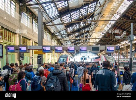 France, Paris, Gare de Lyon, holiday departures Stock Photo - Alamy