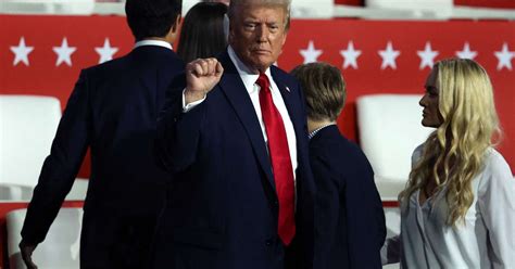 Trump homenageia vítima de atentado e diz que vai salvar a democracia