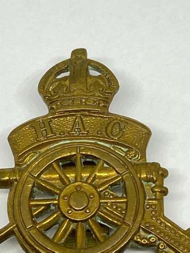 WW2 Honourable Artillery Company Beret Badge J R Gaunt Shoulder Title