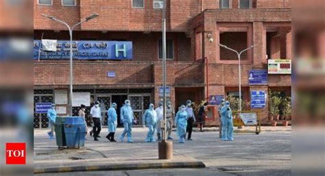 nhrc team inspects handling  covid  situation  lok nayak hospital