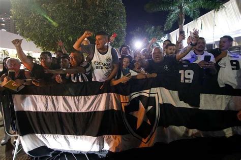 Torcida do Botafogo faz festa para chegada da delegação em Cuiabá