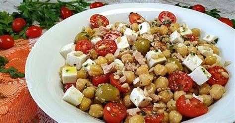 Ensalada de garbanzos con pesto de aromáticas Recetas Fáciles Reunidas