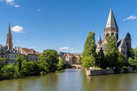 Vue Sur La Moselle Et Le Nouveau Temple Dans Le Centre Historique De