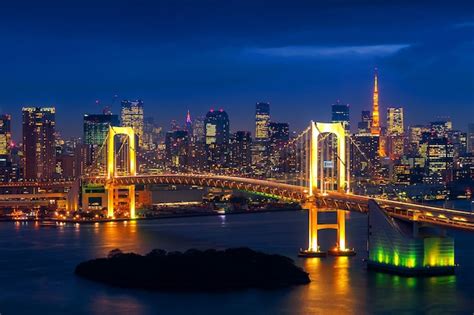 Horizonte De Tóquio Com A Ponte Do Arco íris E A Torre De Tóquio