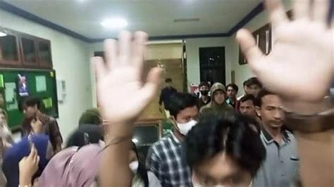 Gerombolan Mahasiswa Halangi Jurnalis Liput Dugaan Penganiayaan Di Uin