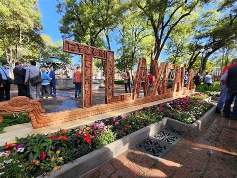 Tlaxcala Estrena Letras Monumentales De Madera Hechas A Mano Ambas Manos