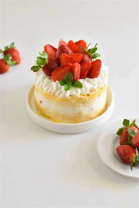 Strawberry Lava Cake - FoodieVista