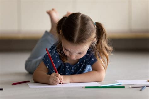 Estudante Focada Sentada Em Uma Mesa Tomando Notas Para O Copybook Foto