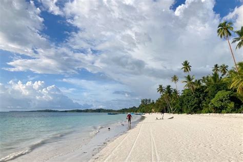 Foto Pantai Ngurbloat Disebut Memiliki Pasir Putih Terhalus Di Dunia