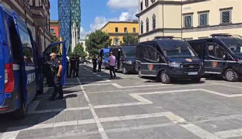 Videolajm Protesta E Opozit S Furgon Policie Dhe Efektiv