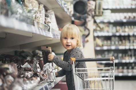 Niño en la tienda compra comida Foto Premium