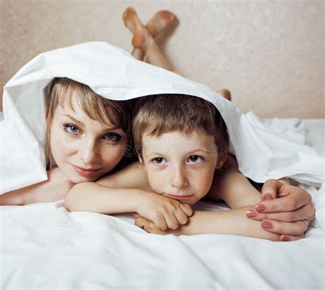 Junge Blonde Frau Mit Kleinem Jungen Im Bett Mutter Und Sohn Glückliches Familyyoung Blonde