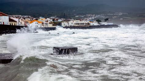 Grupos central e ocidental dos Açores sob aviso amarelo Observador