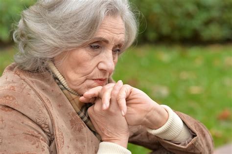 Retrato De Una Anciana Triste En El Parque Oto O Foto Premium