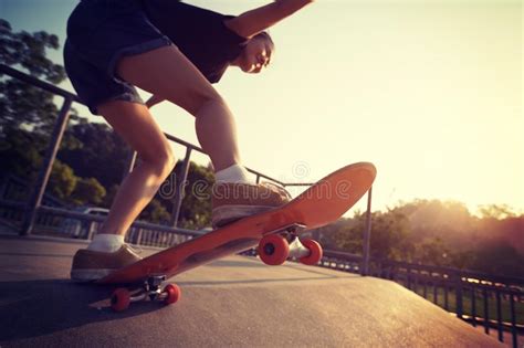 Skater Que Skateboarding Na Rampa Do Skatepark Imagem De Stock Imagem